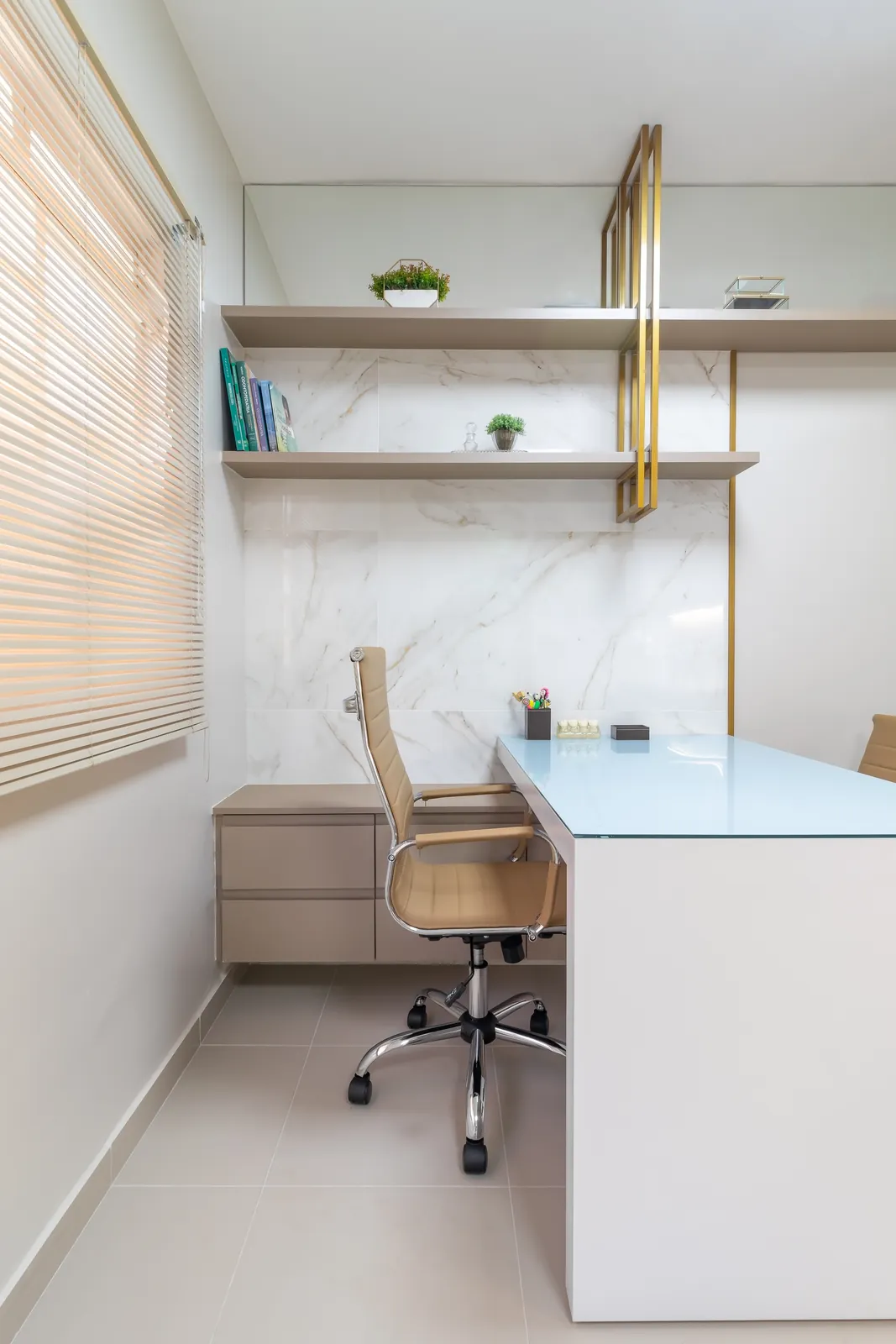 Consultório com mesa e prateleiras