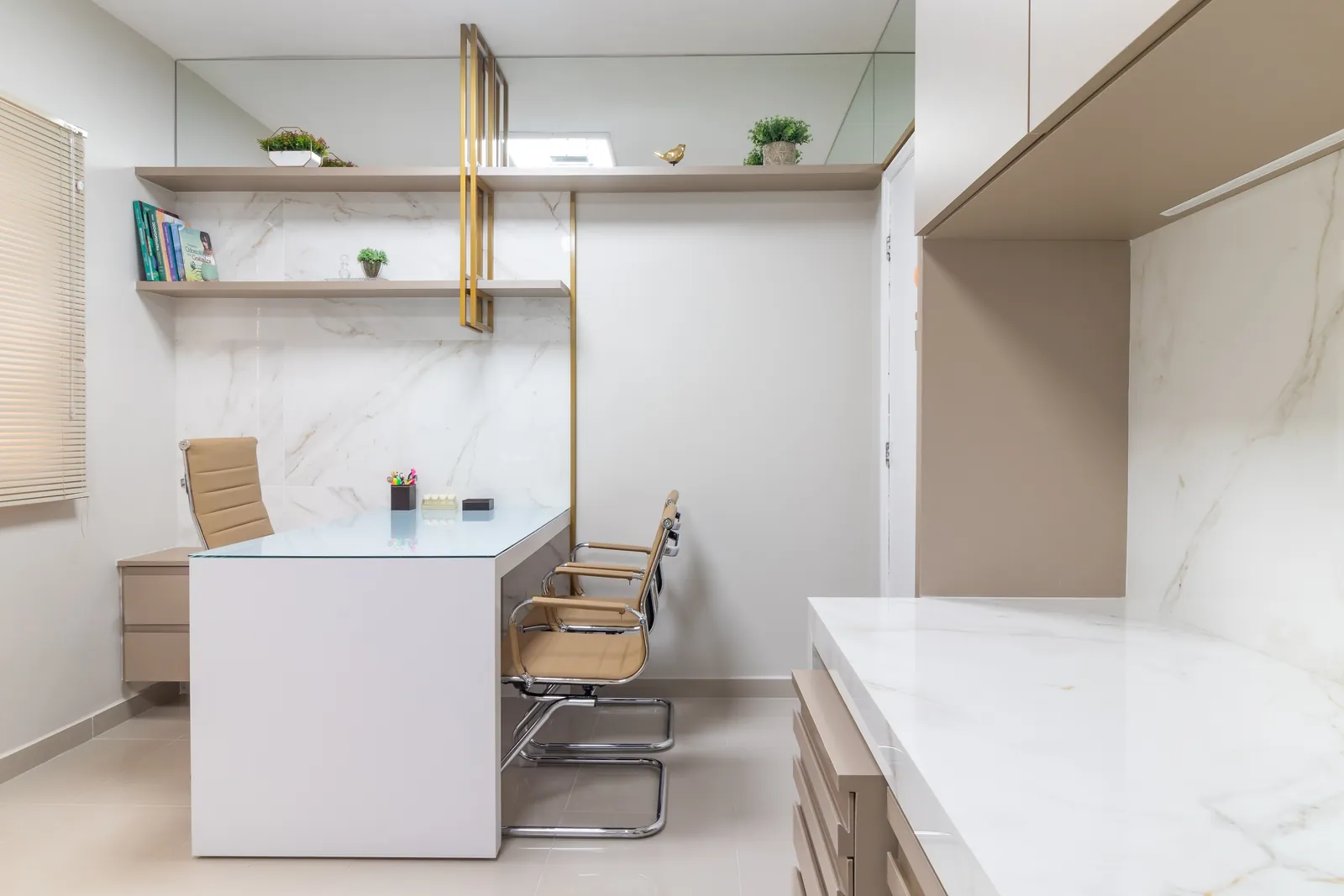 Consultório com mesa e armário
