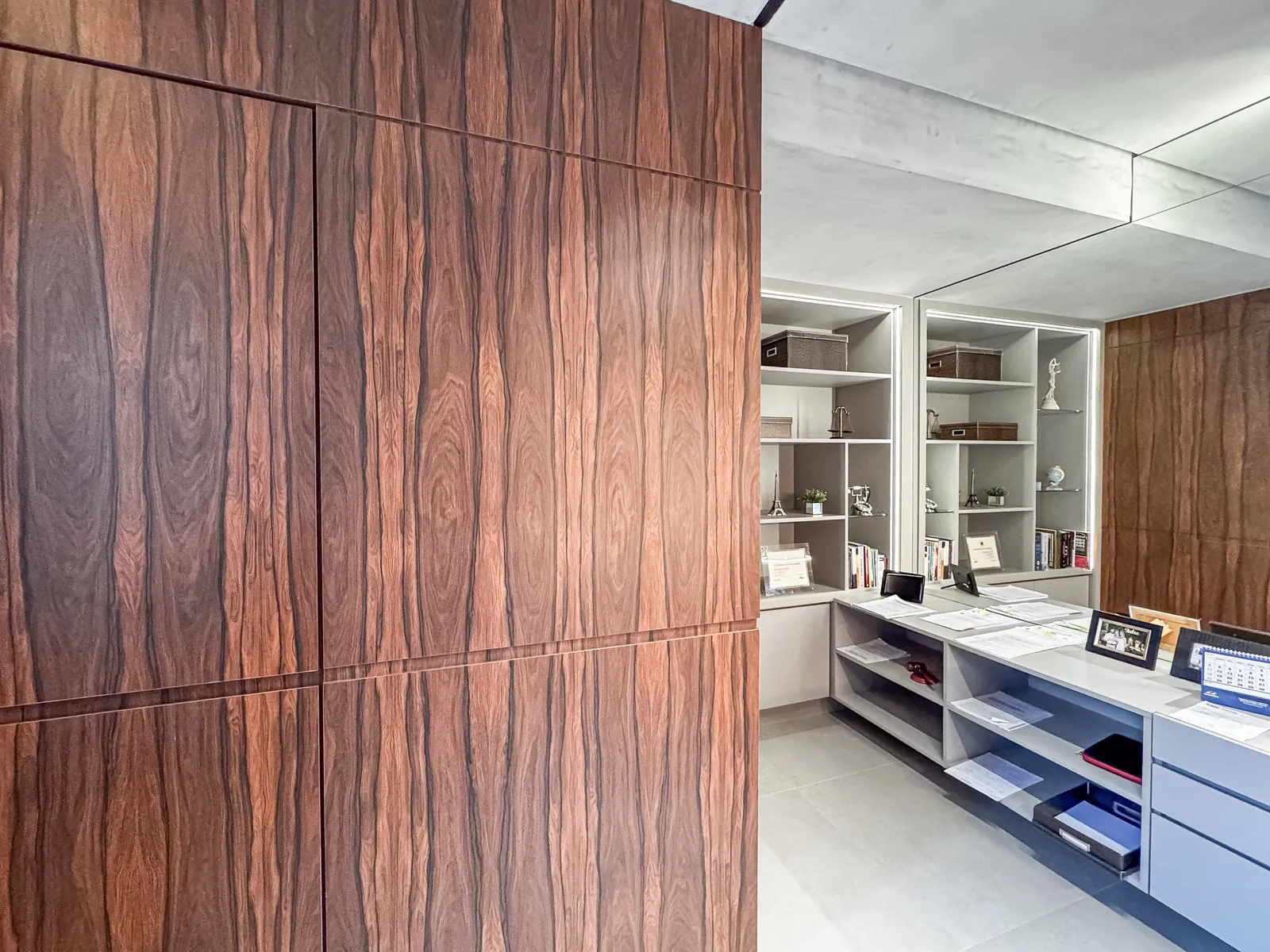 Painel em madeira com porta oculta