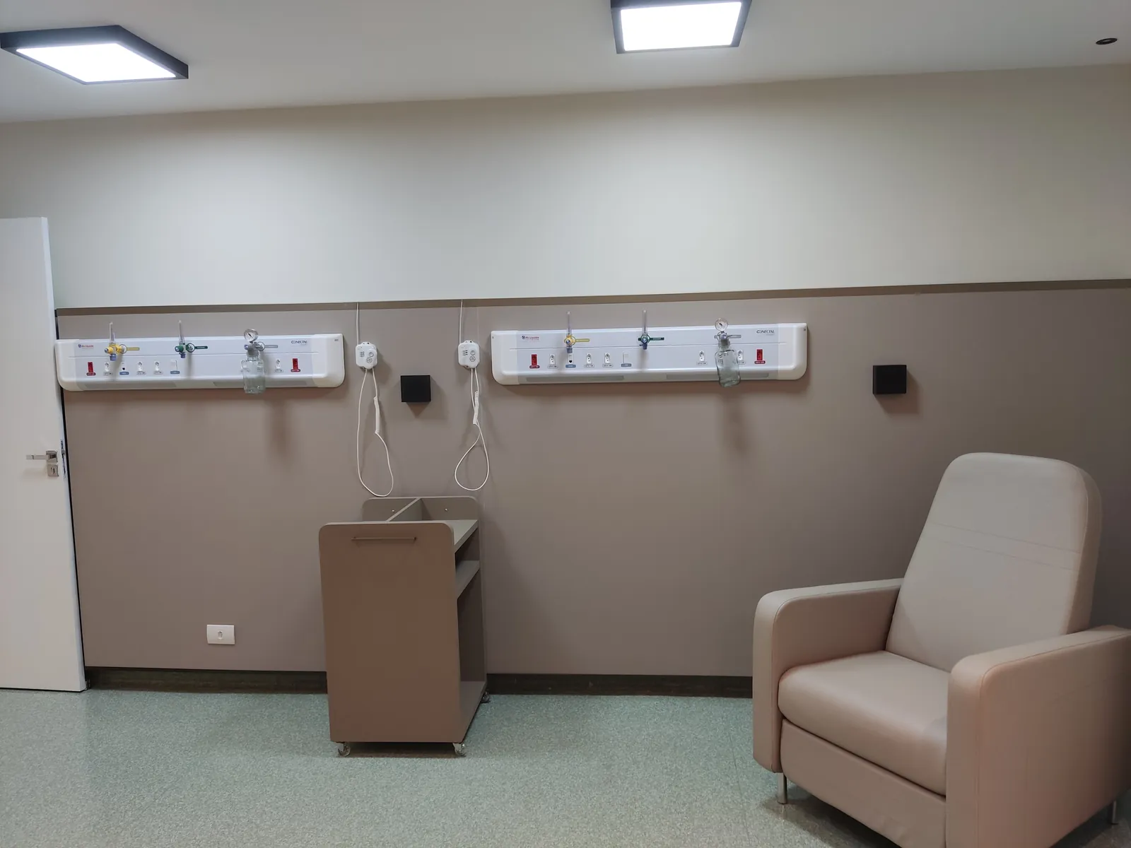Quarto com painel de parede e poltrona