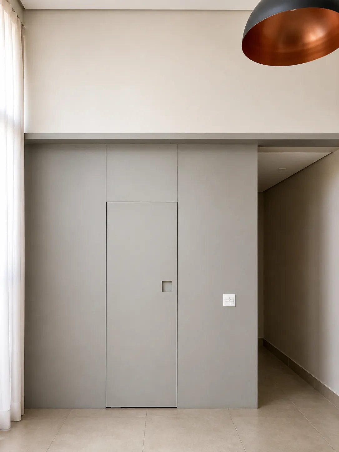 Porta oculta integrada ao painel