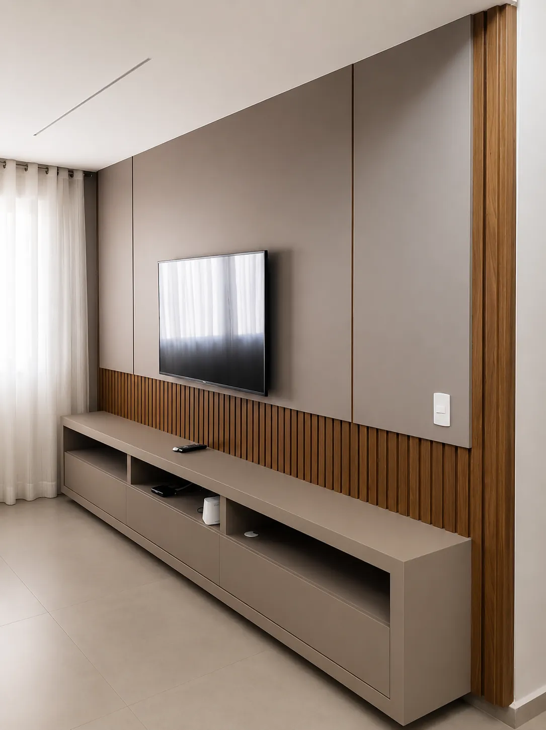 Painel de TV com rack suspenso