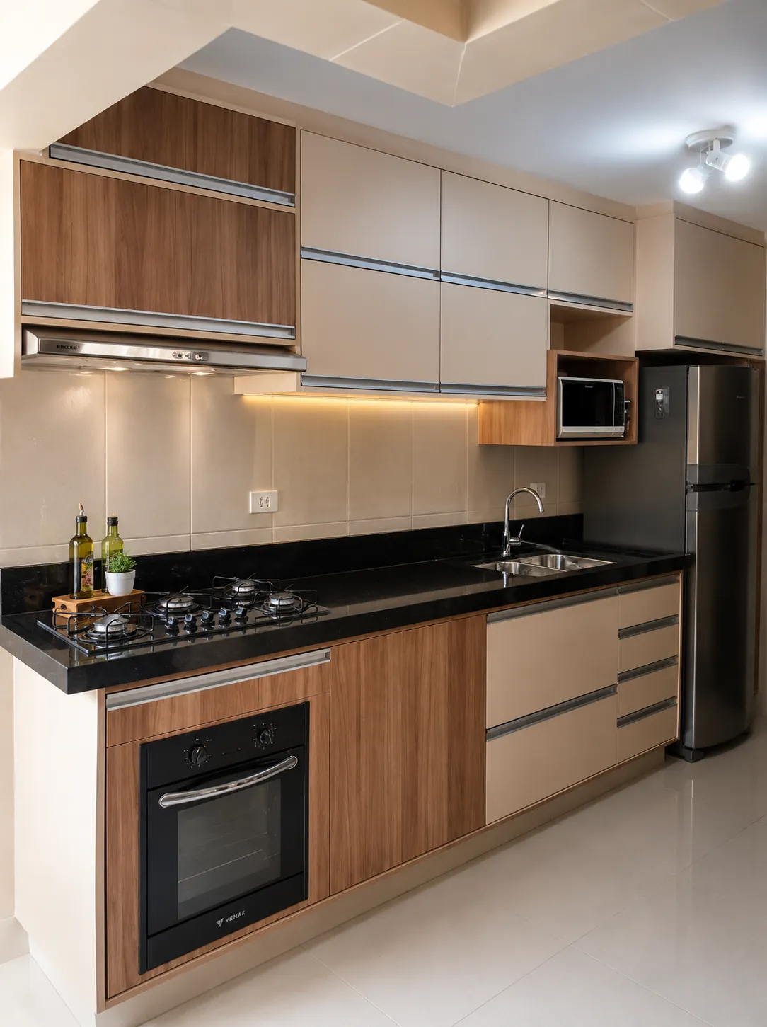 Cozinha planejada em madeira e cinza