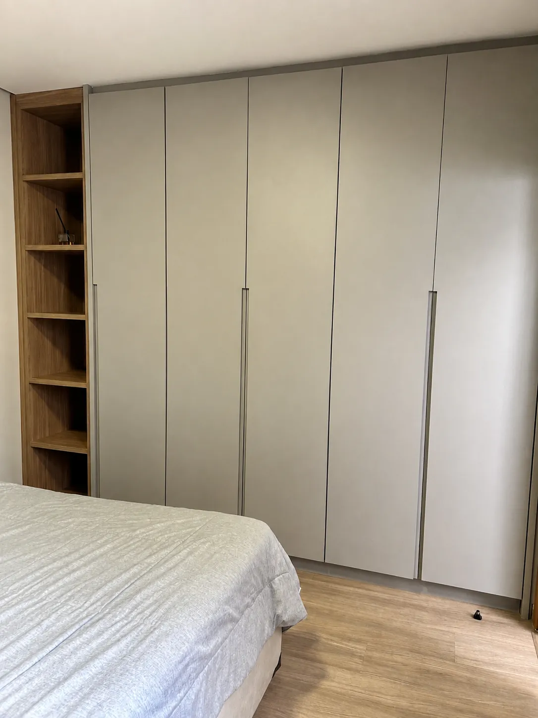 Guarda-roupa de portas lisas no quarto