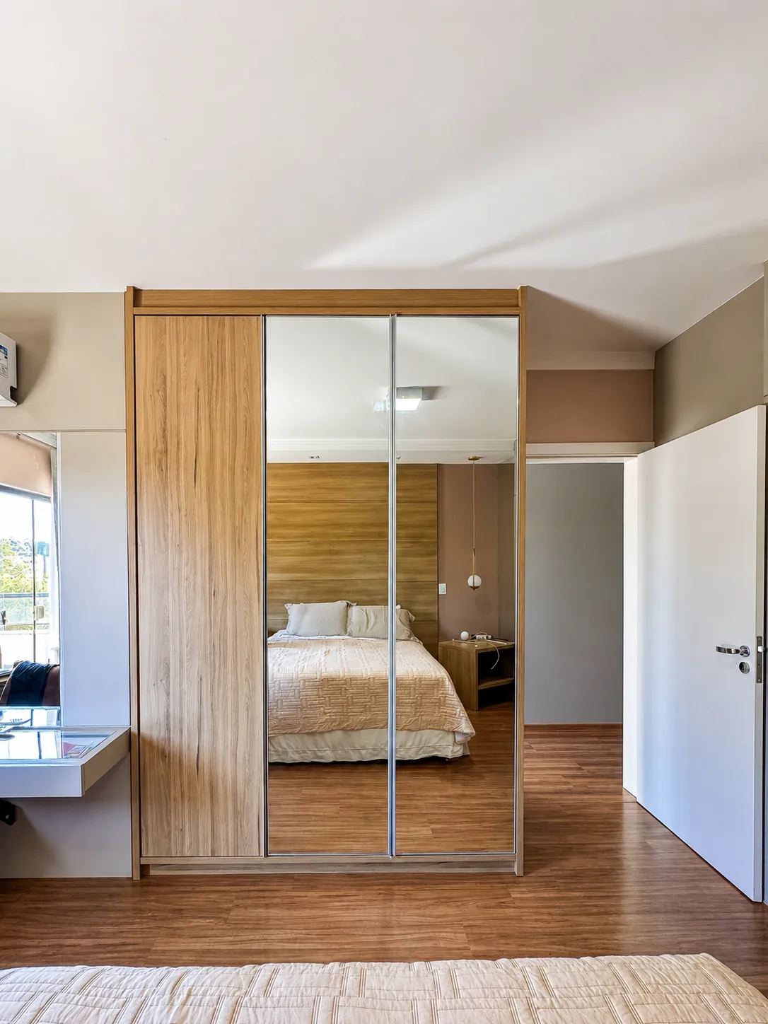 Guarda-roupa com porta de espelho e frente em madeira