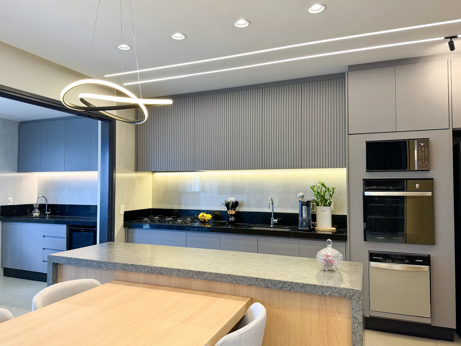 Cozinha gourmet com ilha, projeto entregue pela E2