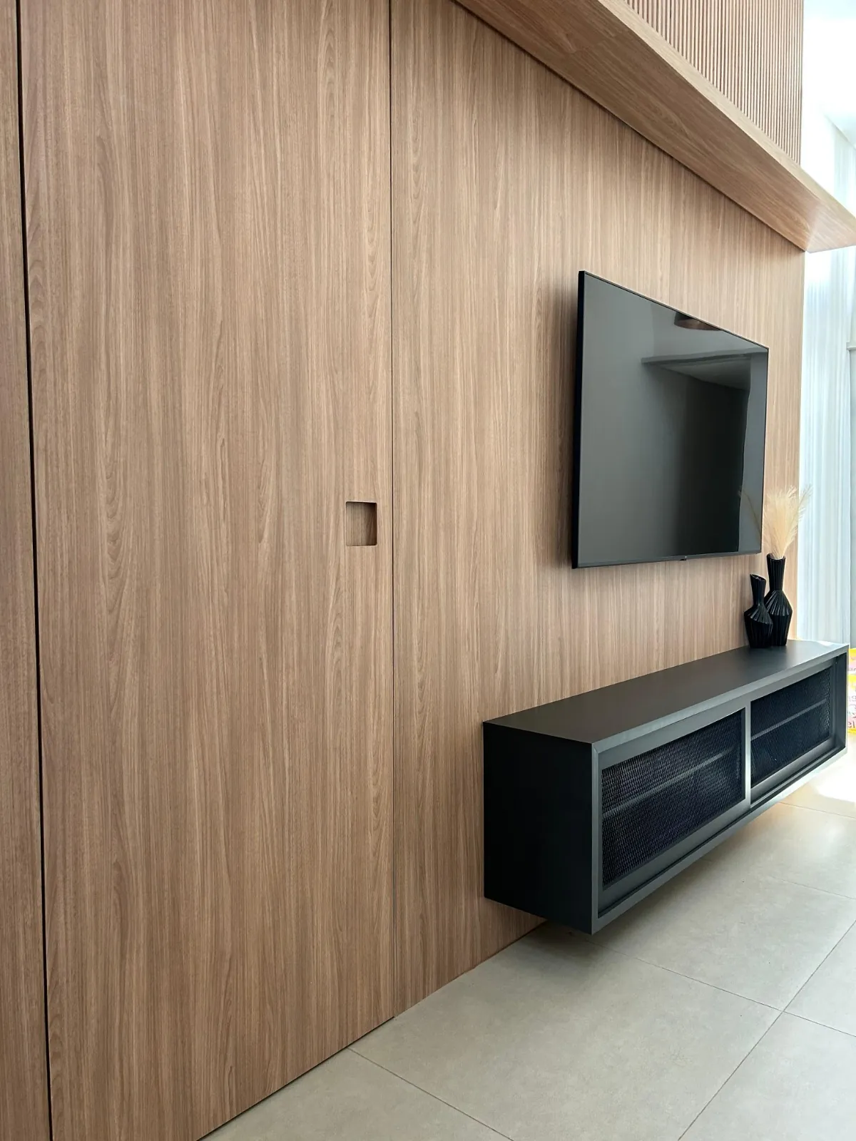 Painel de TV em madeira com rack preto