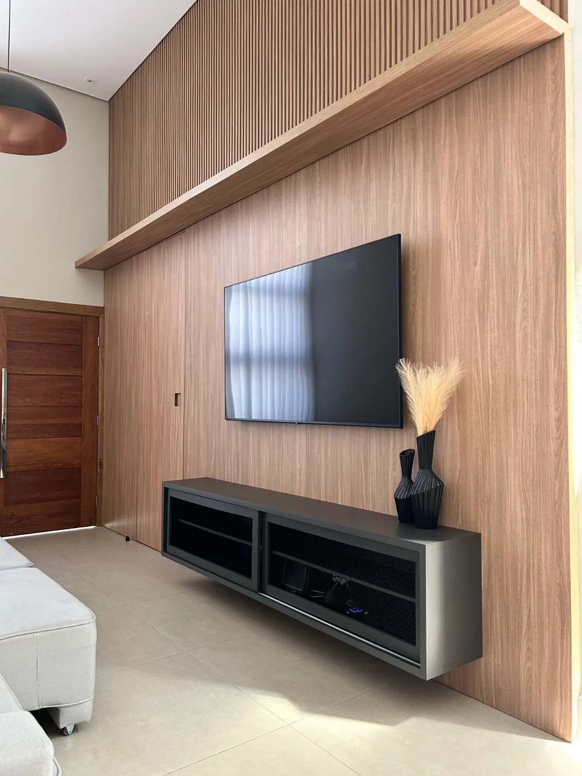 Painel ripado de parede inteira com rack suspenso